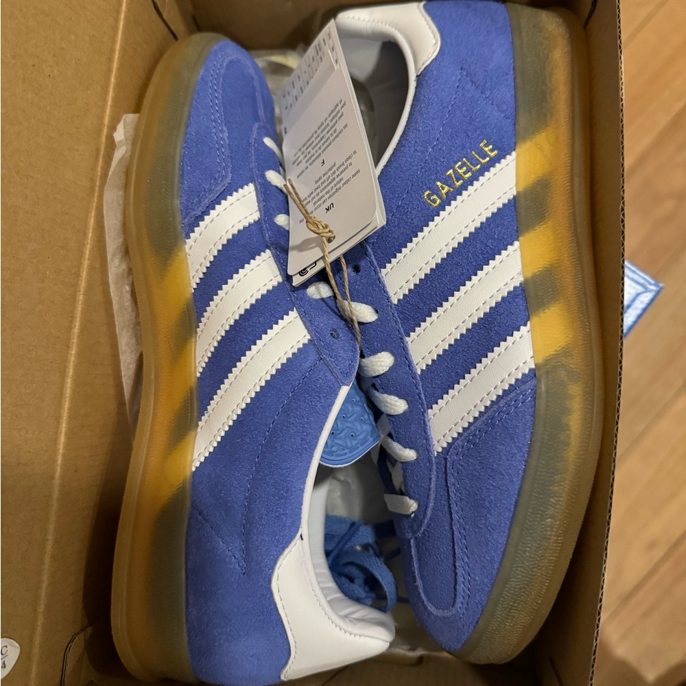 Adida gazelle blue fusion gum 4.5 brand new! Comes with the box.